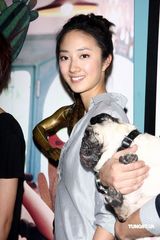 幻灯图：桂纶镁出席活动 用片中道具与影迷交换故事