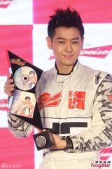 组图：林志颖奶爸重回赛车场 赞儿子Kimi进步大