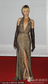 组图：第32届全英音乐奖 蕾哈娜深V露背秀美腿