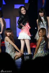 幻灯图：霍思燕性感舞姿险走光 眼神魅惑长腿撩人