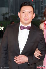 组图：杜汶泽显绅士派头 薛凯琪着粉红色长裙