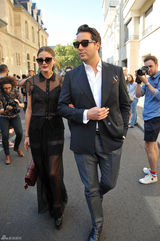 高清图：奥利维亚-巴勒莫黑色透视裙亮相时装周