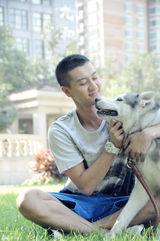 组图：高仁与萌犬拍写真 展治愈系男神魅力