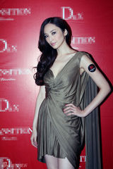 组图：吴佩慈裙角飞扬秀美腿 性感迷人不失温婉