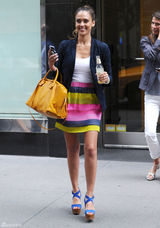 组图：杰西卡-阿尔芭街拍彩虹裙搭配潮包