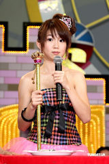 幻灯图：瑶瑶《我猜》秀性感 遭阿雅“咸猪手”