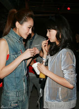 组图：龙女郎林鹏红衣英气十足 与谋女郎周冬雨畅谈