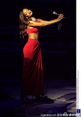 组图：蕾哈娜华盛顿火爆开唱 高衩红裙晒蛮腰