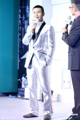 高清组图：黄晓明出席某活动 怀旧经典装出席