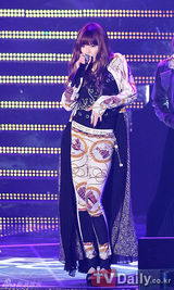 组图：韩团BEAST劲舞表演 4minute性感惹火