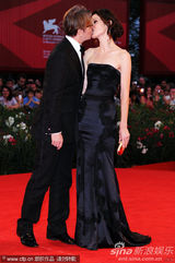 组图：《锅匠》首映 科林费斯加里奥德曼携妻亮相