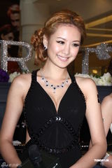 组图：安心亚露美背剪彩 柴智屏劝Makiyo安心工作