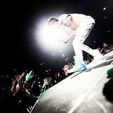 组图：比伯堪萨斯巡演帅气 天使造型从天而降