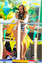 组图：詹妮弗-洛佩兹拍MV 狂舞自嗨表情销魂