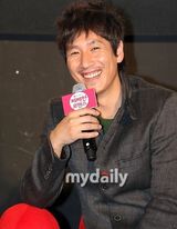 组图：崔江熙李善均宣传《罗曼史》 现场搞怪不断