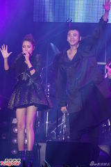 组图：A-Lin落泪小宇忙救场 信旋风登台引高潮