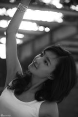 组图：王丽坤演绎黑白诱惑 尽显完美气质