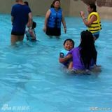 组图：张柏芝抱两子玩水 吻小Q额头母爱四溢