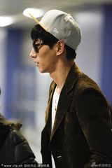 组图：张亮黑超帅气现身机场 吐舌卖萌秀好身材