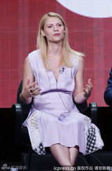 组图：《国土安全》记者会克莱尔-丹尼斯深V裙