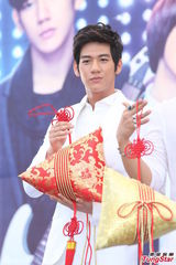 组图：汪东城蔡旻佑台北为电视原声带签唱