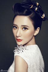 组图：熊乃瑾红唇美妆大片 高盘复古发髻脱俗