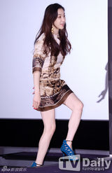 组图：郑丽媛搭档超模宋庆儿主持艺术选秀节目