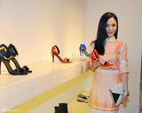 组图：熊乃瑾俏丽亮相品牌活动 精心选购时尚新品