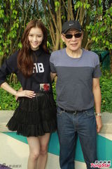 组图：吴千语亮相电影宣传 笑容优雅长腿性感