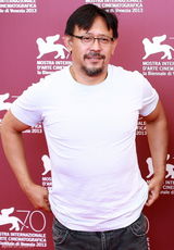 组图：威尼斯影展评委亮相 姜文戴眼镜显斯文