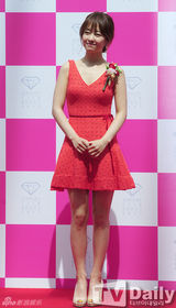 组图：朴宝英深V红裙亮相BestJewelryLady颁奖