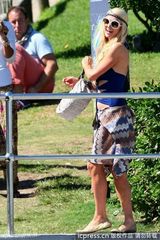 组图：帕丽斯-希尔顿镂空泳衣 露台看风景晒风姿