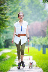 组图：张定涵夏日清凉街拍  携萌宠悠然惬意