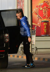 组图：聂远口罩遮面亮相机场 女友甜蜜接机