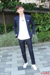 组图：《华丽上班族》张翰秋瓷炫品尝地道美食