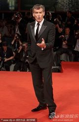 组图：老牌007布鲁斯南帅气现身威尼斯美女环绕