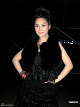 组图：刘德华梁咏琪登台献唱 遇粉丝献花跪地感谢