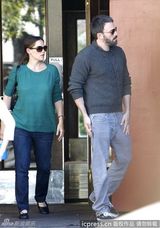 组图：阿弗莱克大胡子男人味十足 夫妇共度二人世界