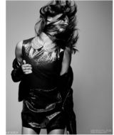 组图：佐伊-索尔达娜登杂志 黑白写真韵味足