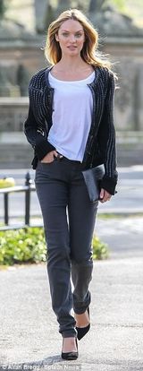 组图：坎蒂丝街头拍写真 裙摆飞扬宠物狗抢镜