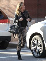 组图：邦辰寒风中拍写真 裹衣取暖美丽冻人