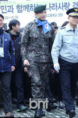 组图：韩星Rain军装帅气亮相爱国竞走大赛