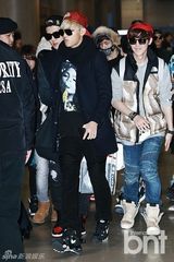 组图：韩团EXO结束台湾行返韩 粉丝挤爆机场