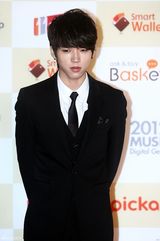 高清组图：韩团2NE1Beast等亮相Melon音乐颁奖礼