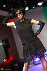 组图：苏岩《时尚装苑》明星T台秀 凸显百变特质