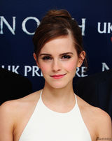 组图：艾玛沃特森白裙露长腿 眉目如画性感如虹