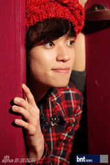 组图：TeenTop拍摄广告写真 精致亮相摄影棚