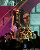 组图：麻辣鸡个唱粉丝强行上台 与保镖激烈扭打