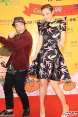 组图：王君馨贺新春自封弹弓人易忽胖忽瘦