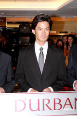 高清图：竹野内丰首度来港 众多媒体到场采访